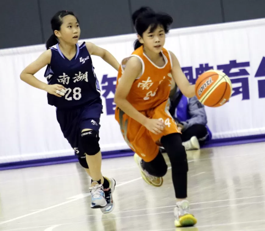 南港黃敏淇運球推進。