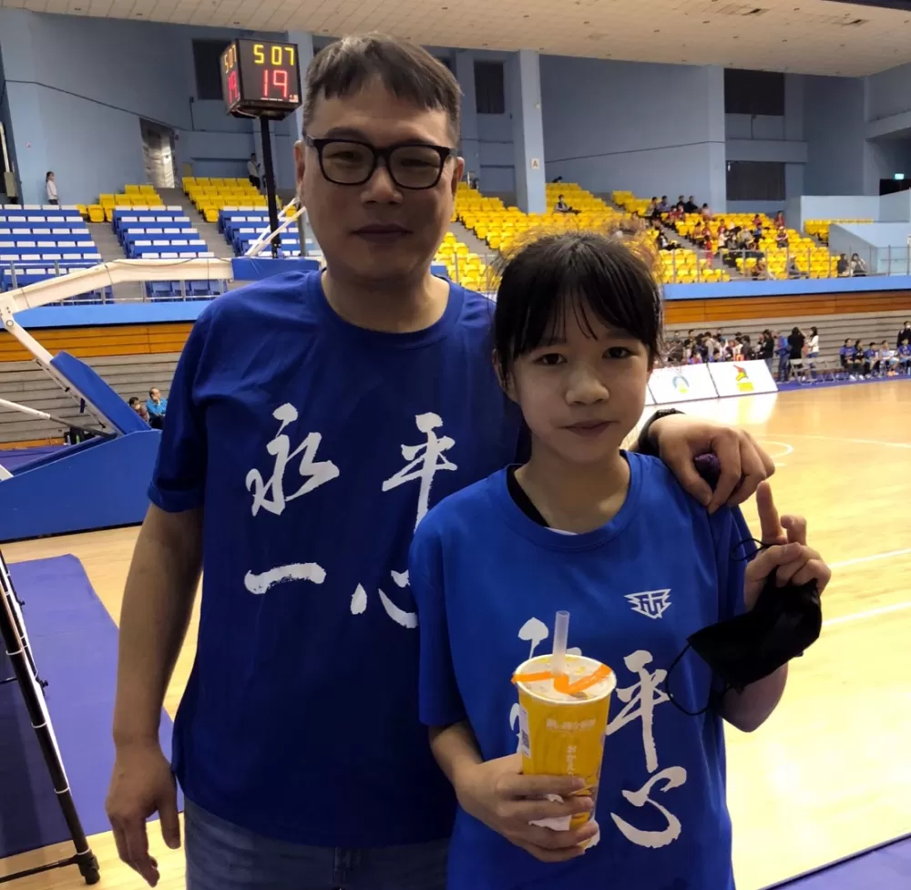 第1、3節共攻下致勝11分的「虛擬MVP」林妍菲與最挺她的爸爸 。