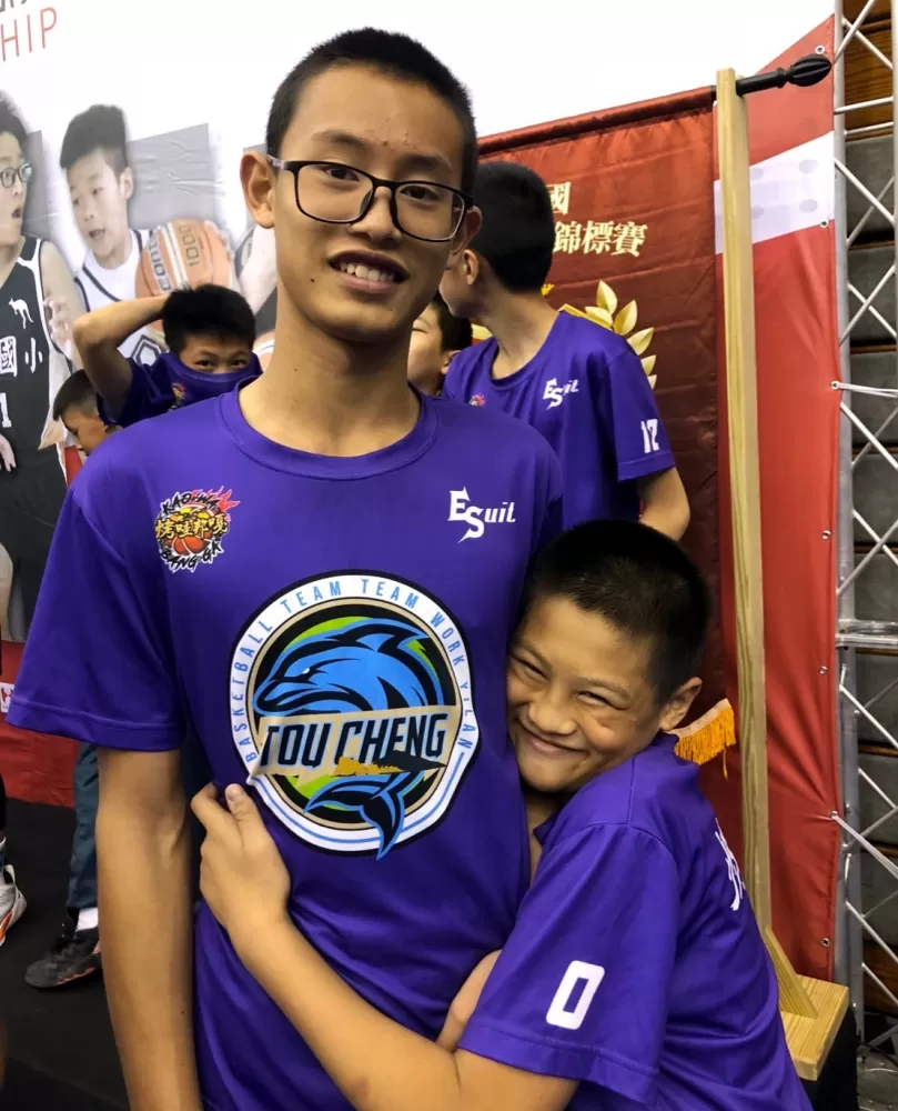 146公分高橙熙緊抱頭城U12的178小六中鋒陳永誌，如小鳥依人。