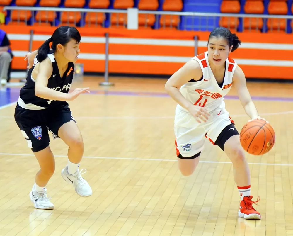 懷生陳姿宸三分球7投中2拿21分7籃板、6助攻、4抄截。