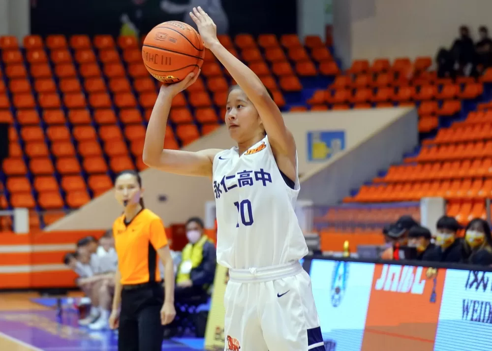 永仁172公分國二前鋒邱芷媗2記三分球生涯新高21分、9籃板、3抄截。