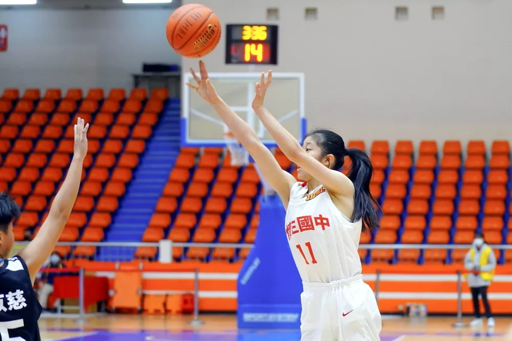 懷生國二167公分前鋒蔡佳熹19分、10籃板「雙十」。