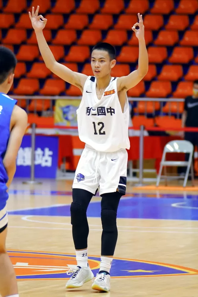 石靖瑜7記三分彈追進OT自我打氣。