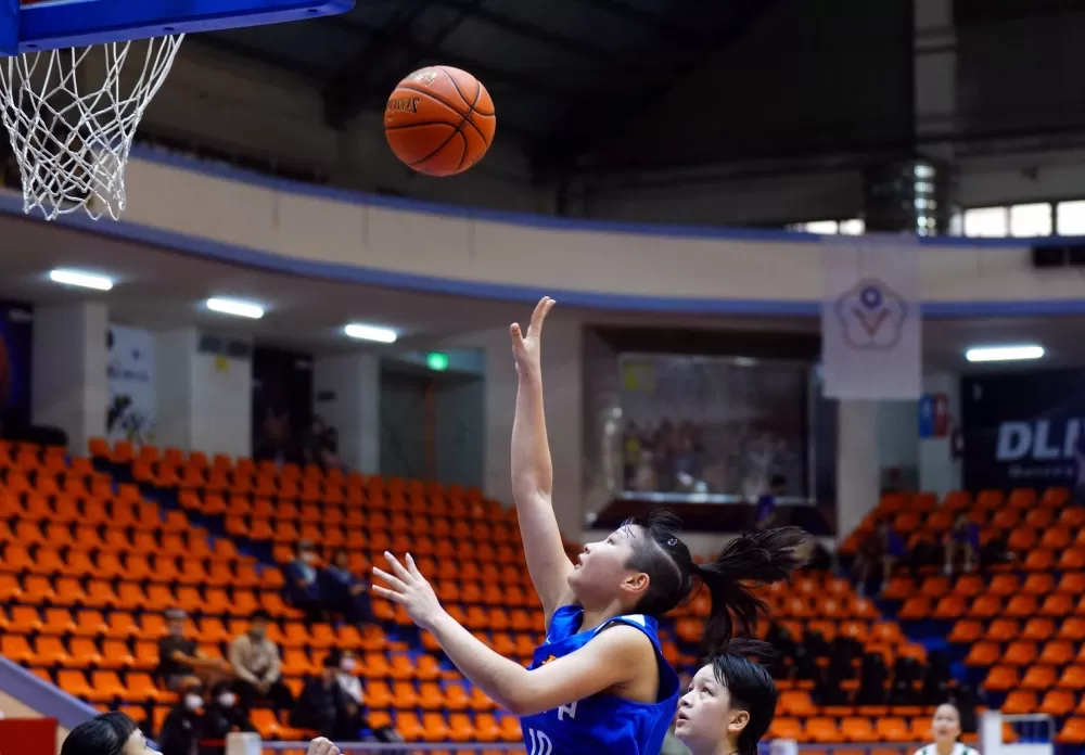 大倫姊妹檔國二妹妹彭郁婷23分、16籃板「雙十」外帶助攻、抄截各4。