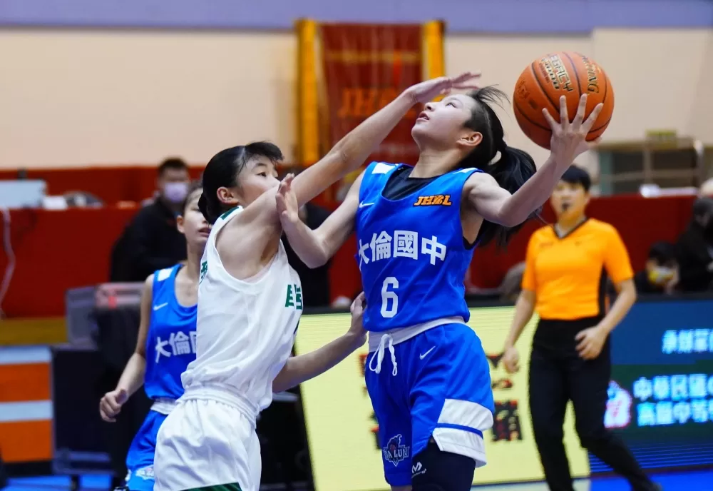 大倫姊妹檔的國三姊姊彭郁榛29分、15籃板、8助攻、3抄截，「準大三元」。