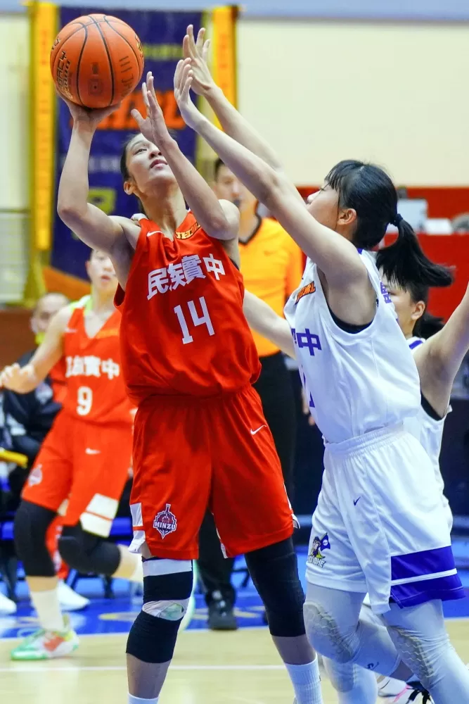 出身運動家庭民族國二前鋒洪語暄新高20分。