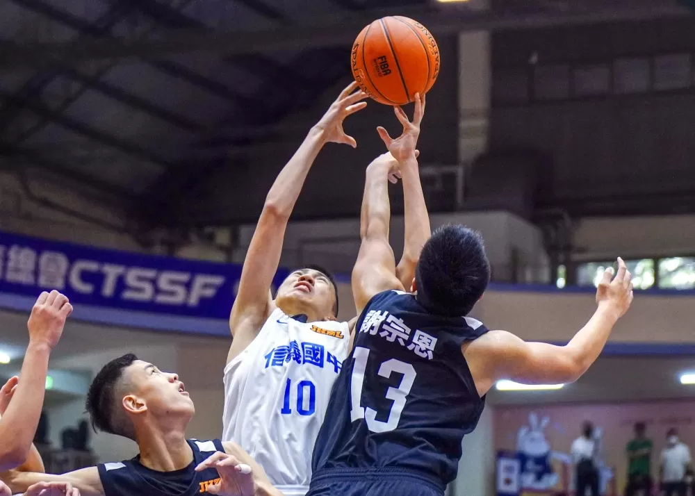 信義「一哥」謝旻耕20分、11籃板「雙十」。