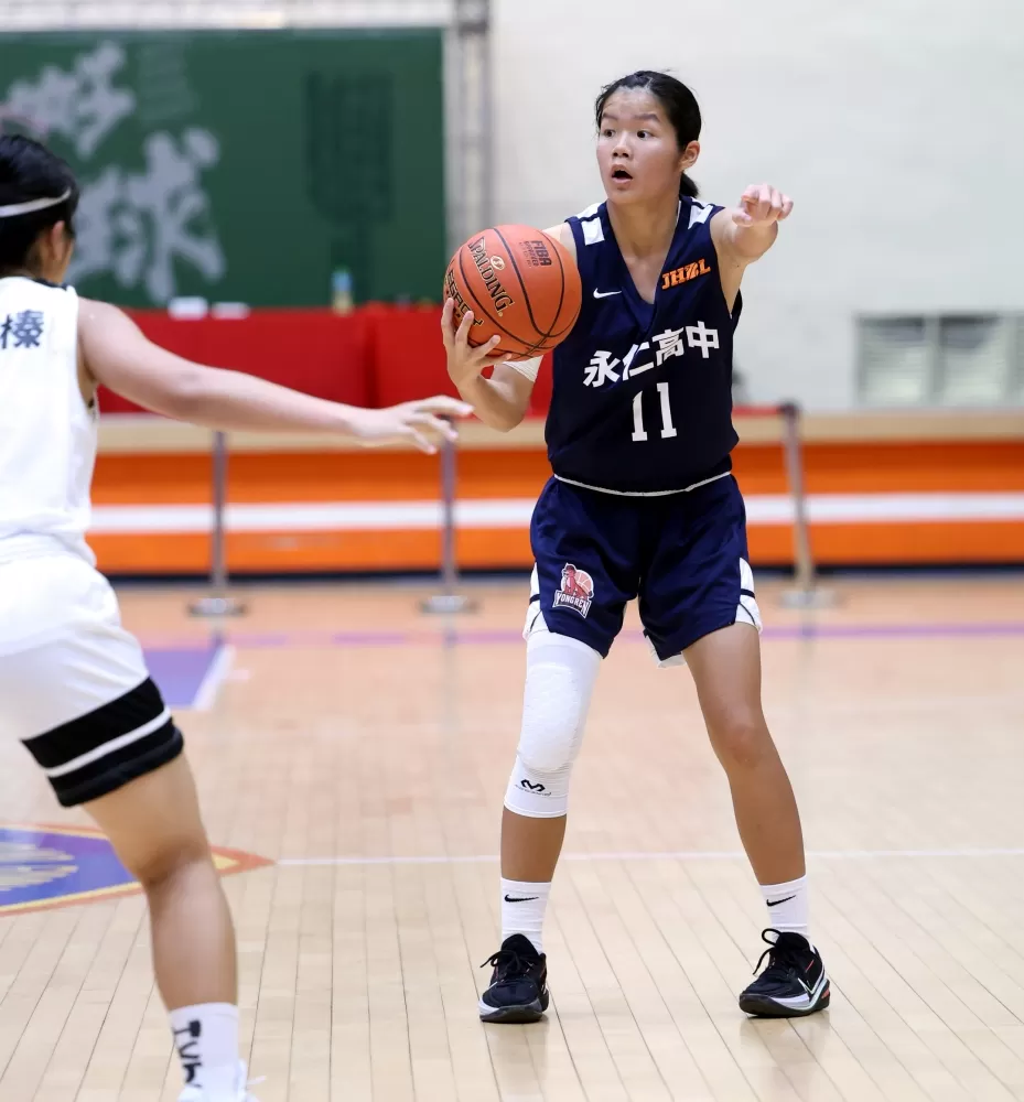 永仁174公分中鋒周妘16分、10籃板也「雙十」。