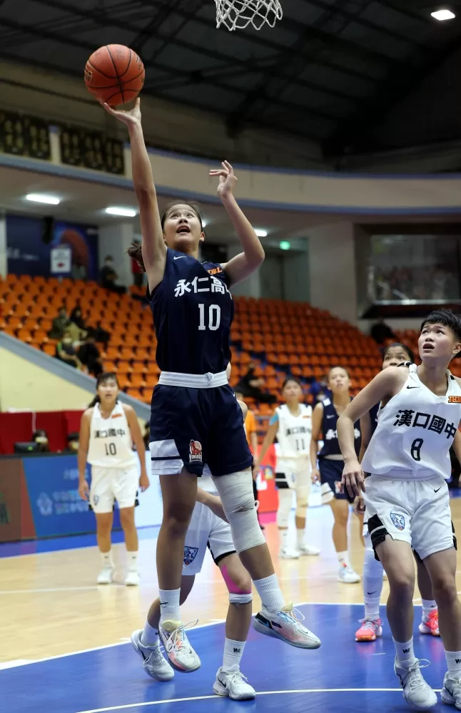 永仁國二前鋒邱芷媗再飆生涯新高33 分、10籃板「雙十」。