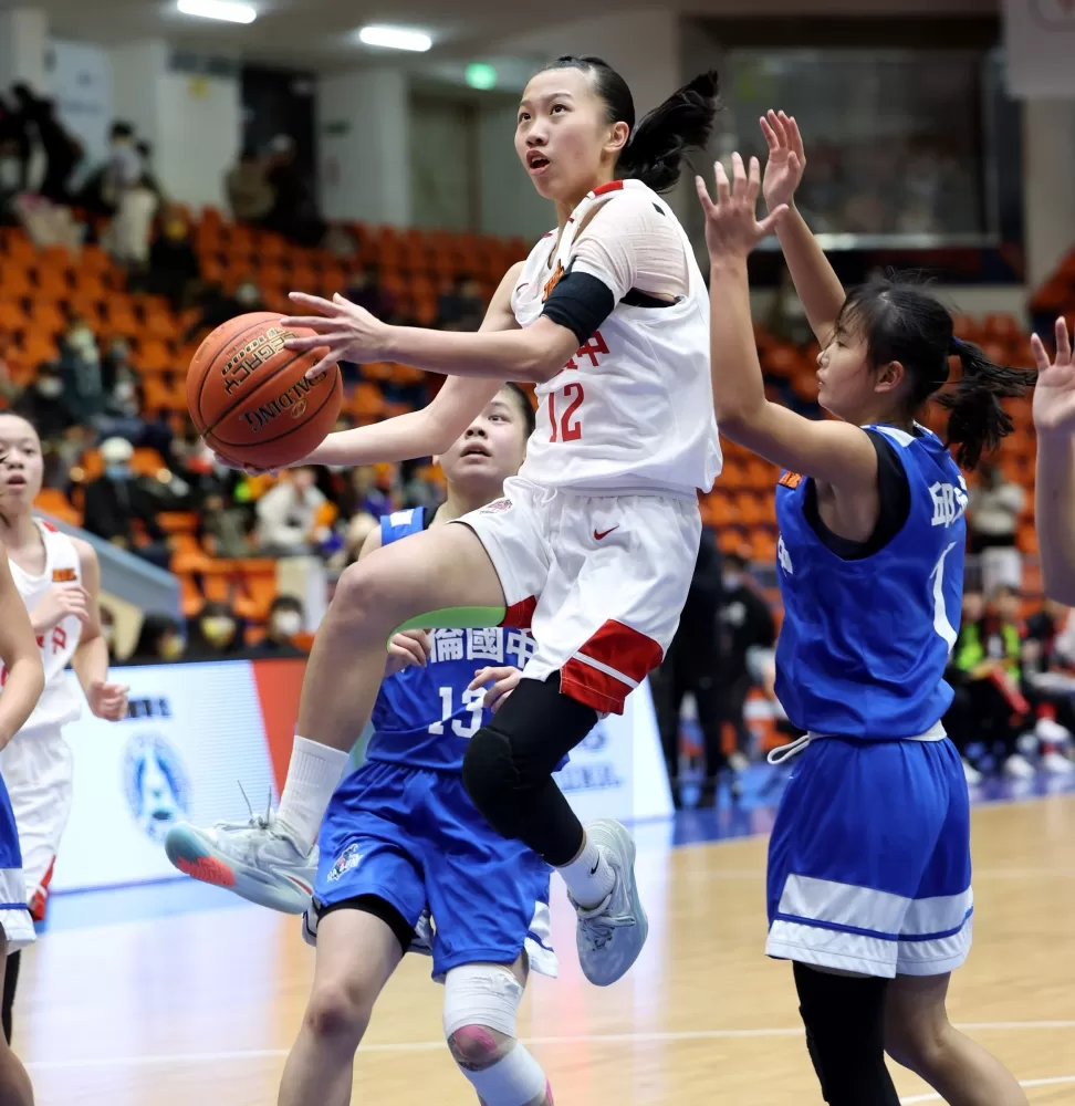 民族吳欣穎14分、9籃板、6助攻、2抄截、3阻攻全方位演出。