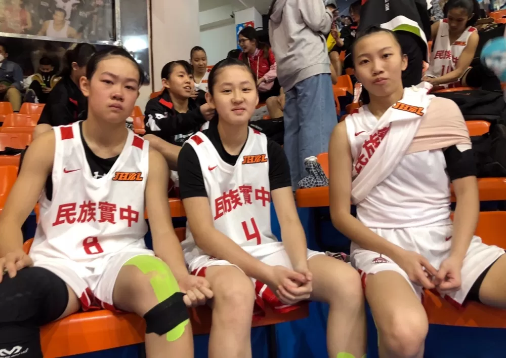 民族「三朝元老」王若妍（左起）、章宸語、吳欣穎。