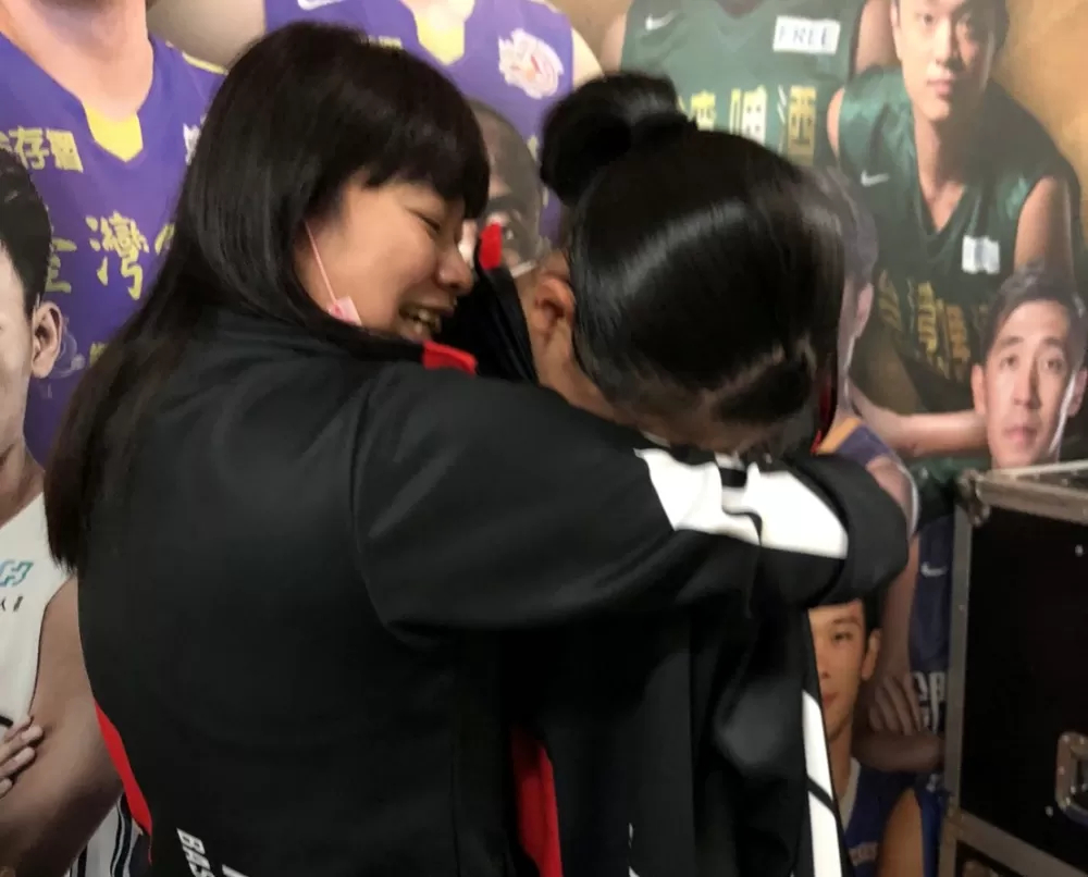 民族教練團「三俠女」之一的Miriam，安慰王若妍。