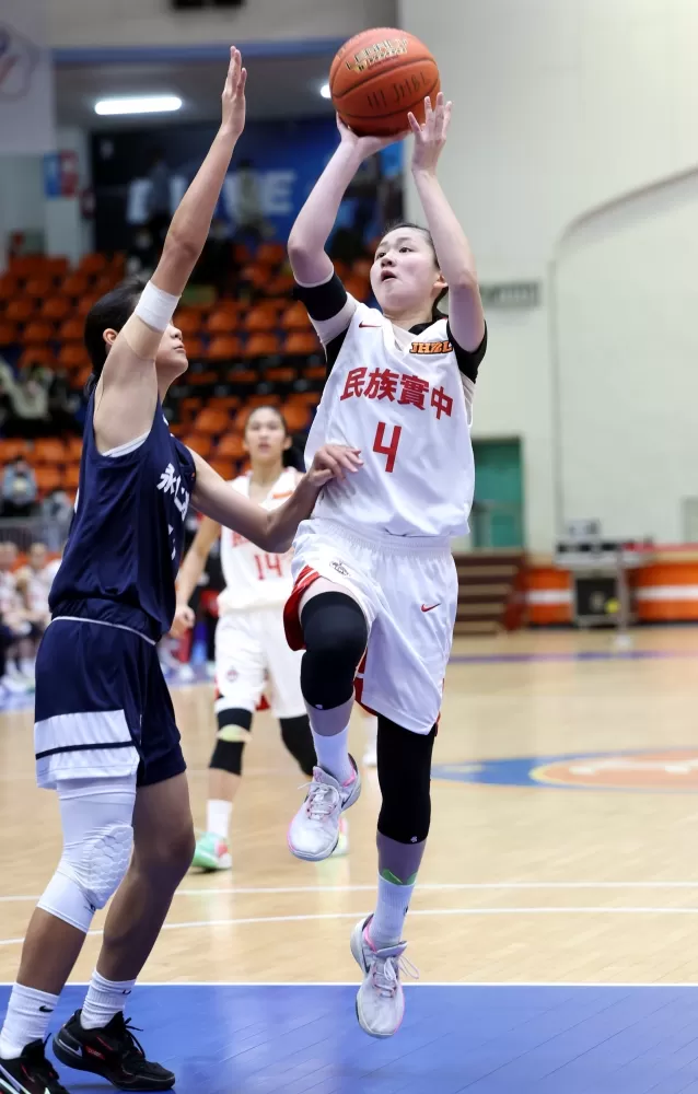 民族章宸語2拿12分、5籃板及助攻、抄截各3「眼鏡俠」似回來了。