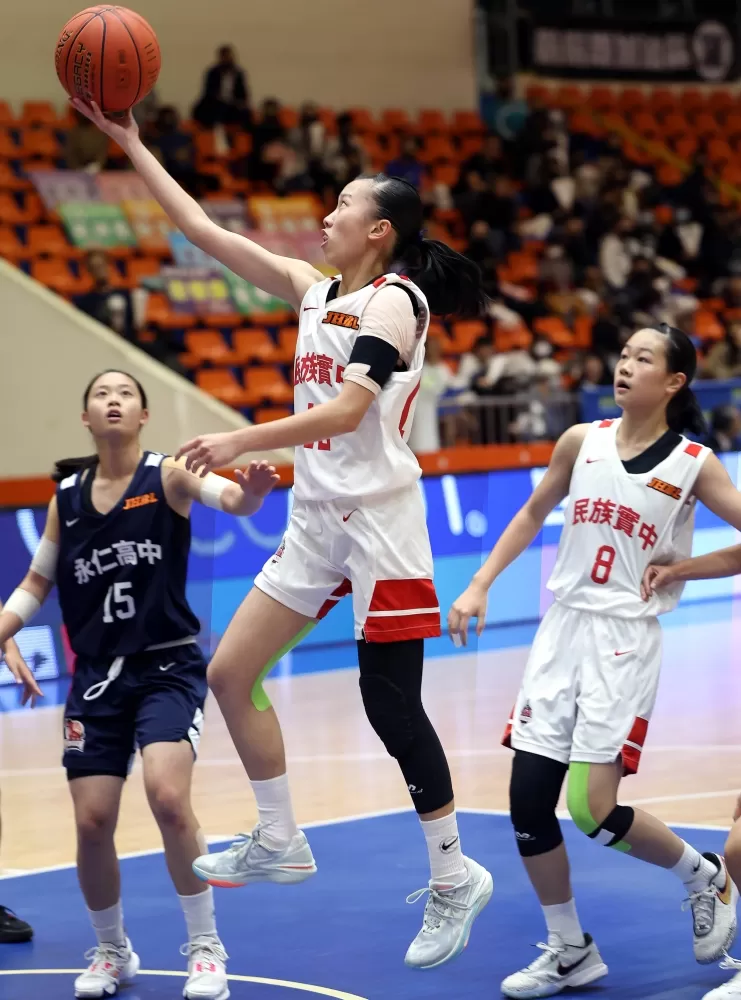 近況最佳的民族吳欣穎生涯新高18分、12籃板二度「雙十」。