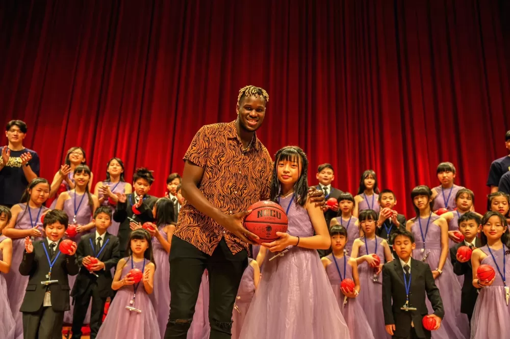 政大雄鷹首位外籍隊長莫巴耶率隊挺公益。