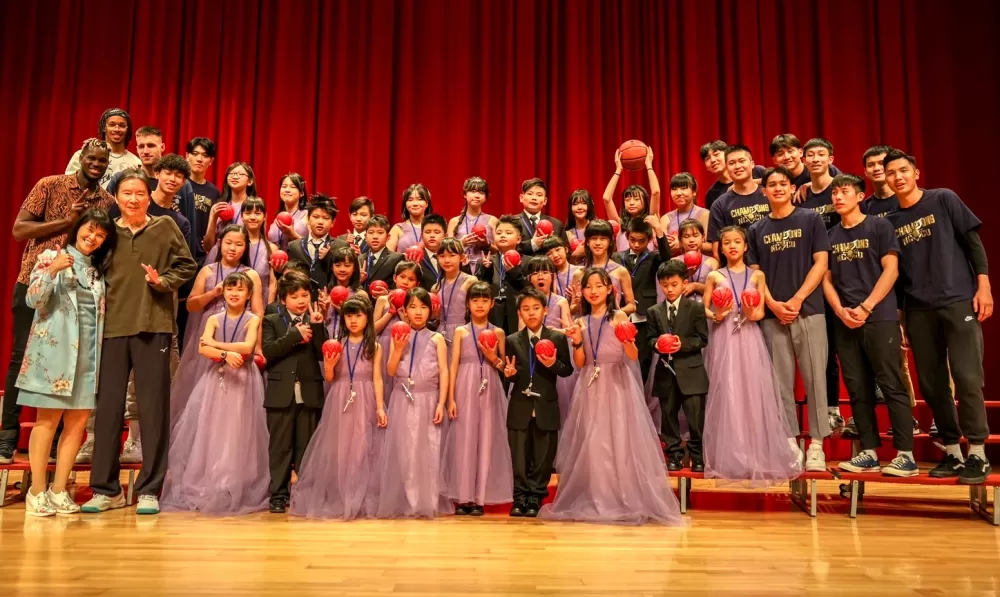 政大雄鷹隊長游艾喆交棒,新隊長莫巴耶率隊挺公益。善耕365基金會提供。下同。