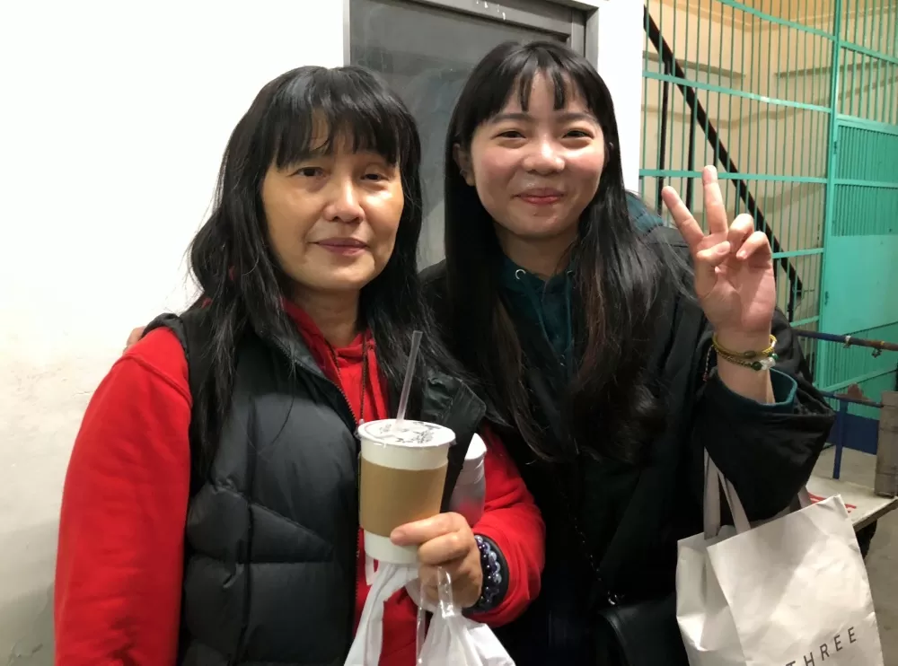 帶著100學年HBL冠軍賽第四節三分球助北一女追平OT後逆轉封后的幸運，懷生傑出校友張宇涵見證學妹逆轉與恩師何素青相見歡 。