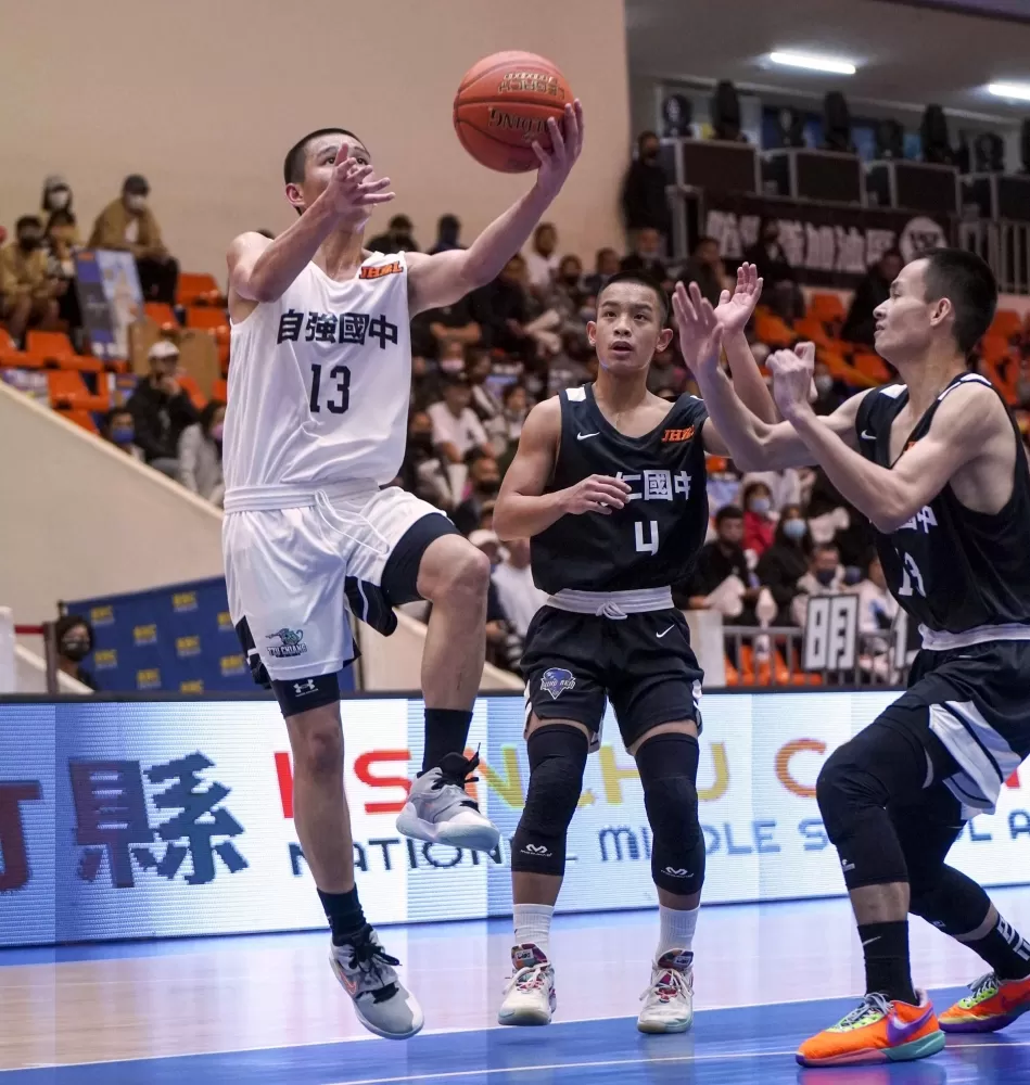 攻下19分的自強江柏倫最後0.7秒「準絕殺」。