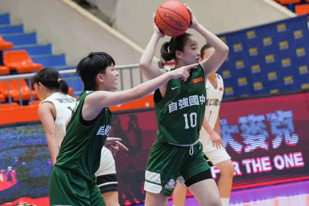 新科籃板后自強馮佳萍14分及個人、本季大會雙新高的30籃板。