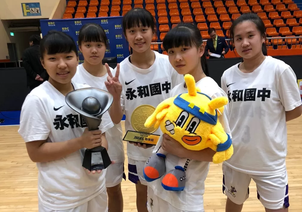 鄭敬璇（右2）帶班永和5名國三準畢業JHBL最後身影 -