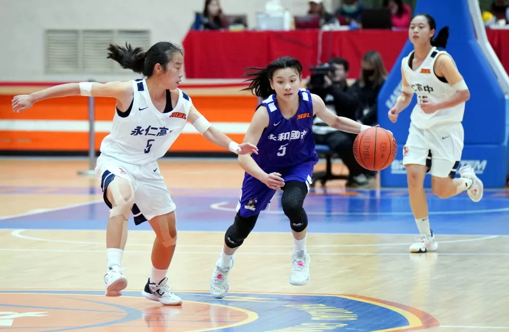 主控「5號的戰爭」永仁蘇衡（左）、永和鄭敬璇相互攻防 。