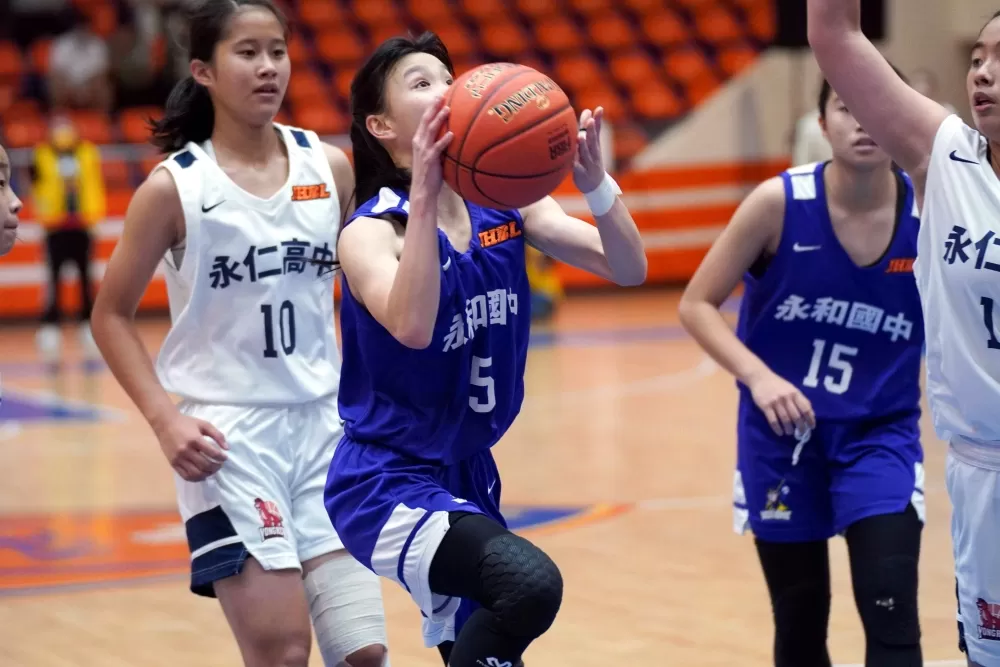 主控「5號的戰爭」永和鄭敬璇突破上籃 。