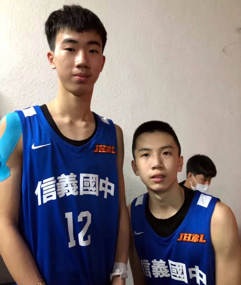 信義「一哥」謝旻耕（右） 與下季準隊長簡紹倫。
