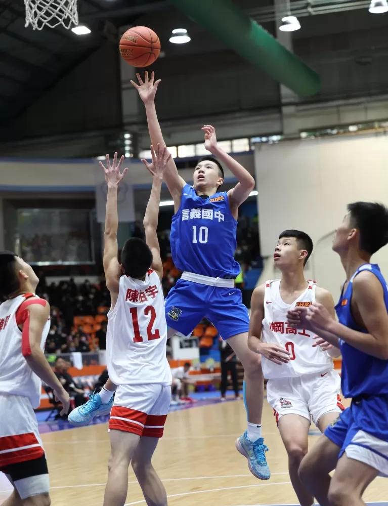 信義謝旻耕2記三分球拿31分、8籃板。