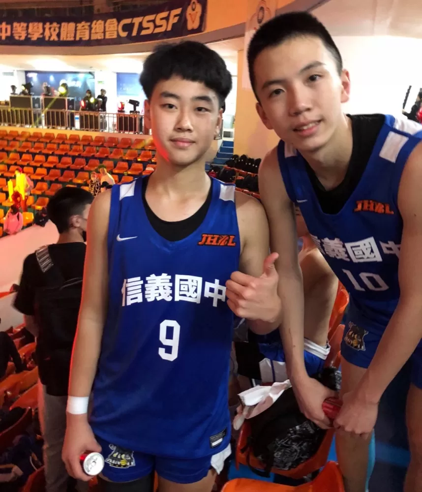 信義「一哥」謝旻耕（右）與下季接班人國二射手呂書瑋。