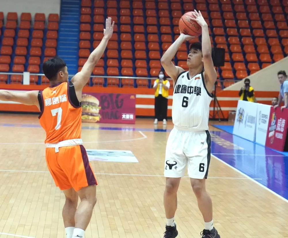 建中陳浩跳投。大會提供。下同。
