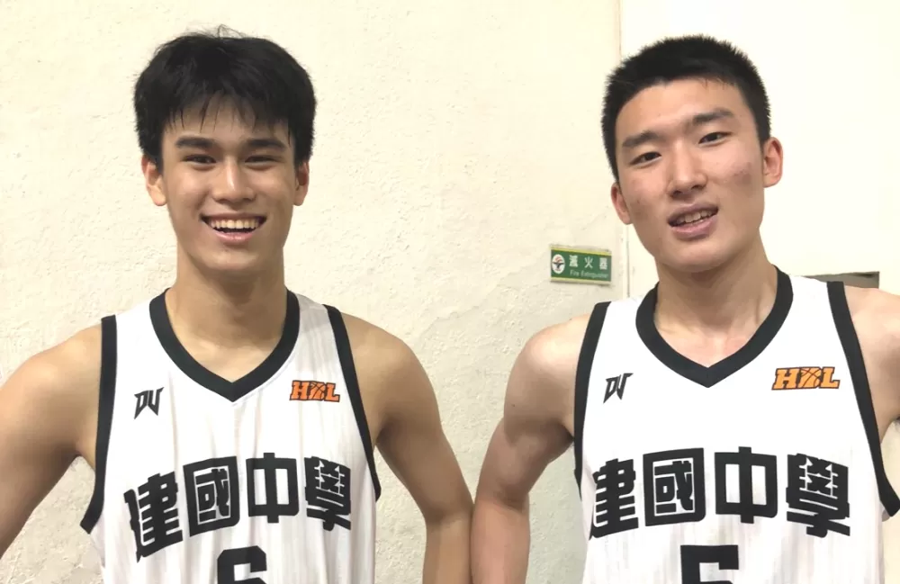 氣象達人爸媽伍婉華加持，8分之1「混荷蘭」的陳浩（左）與王中漢聯手助建中決賽首勝。