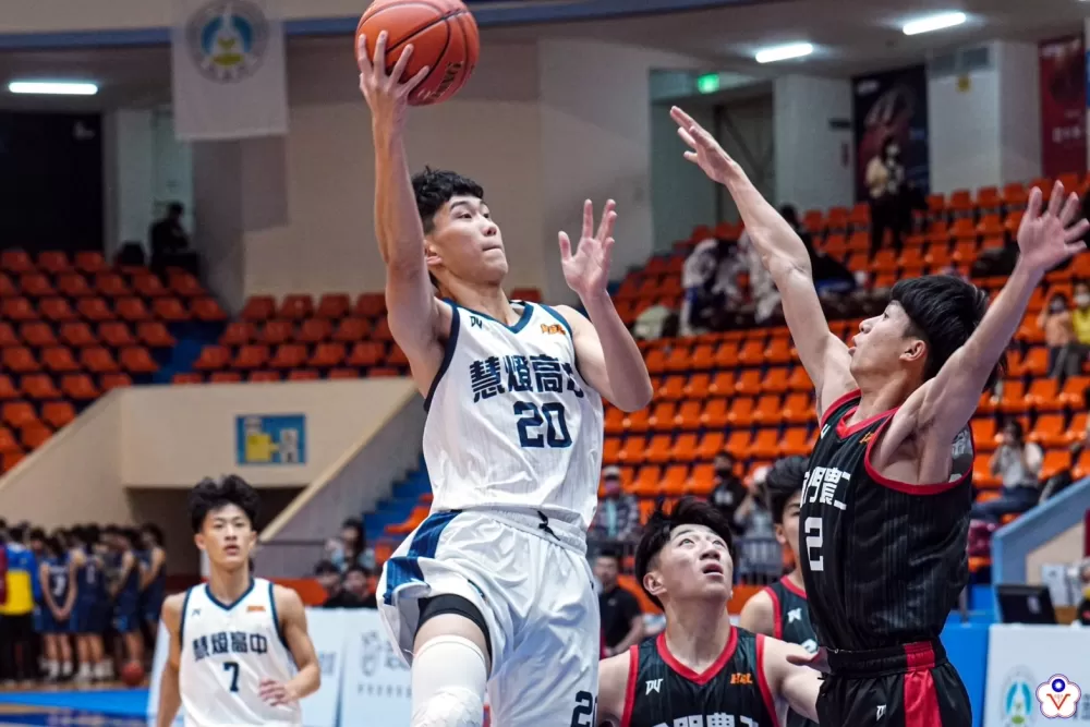 慧燈黃偉倫突破上籃。