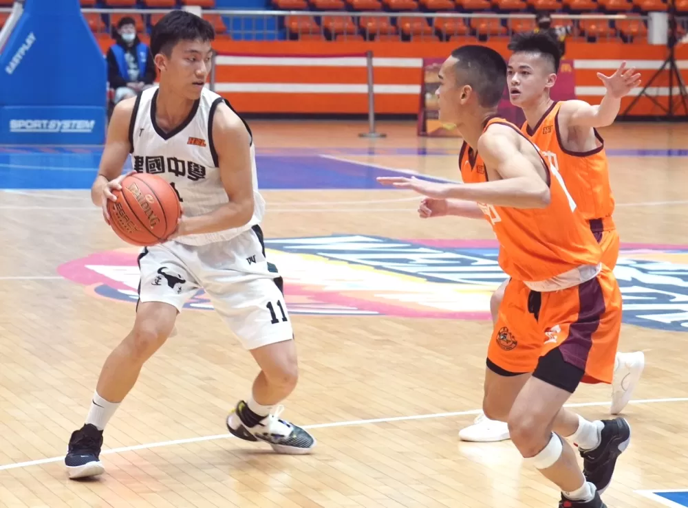 建中周軒進24分、13籃板「雙十」。