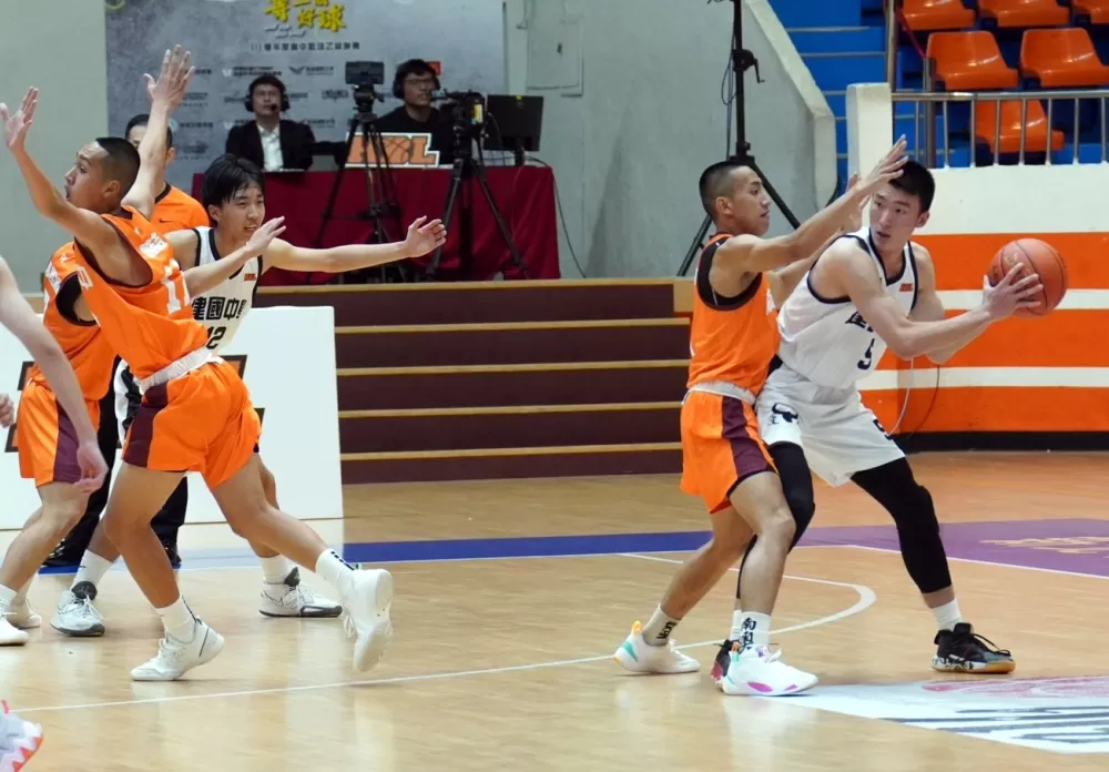 建中王中漢持球尋求打點。