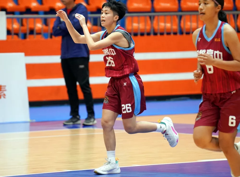 四維柯宇欣17分、15籃板「雙十」外帶7抄截。