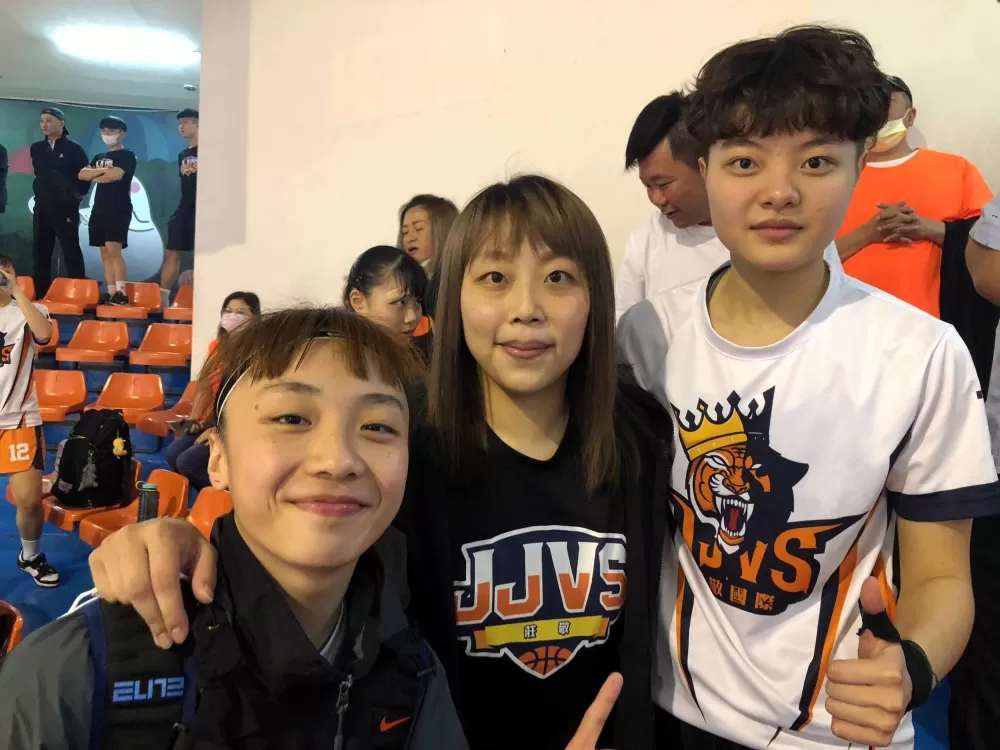 莊敬教練張歆可與鎮隊雙箭頭張可人（左）、李依軒（右）。