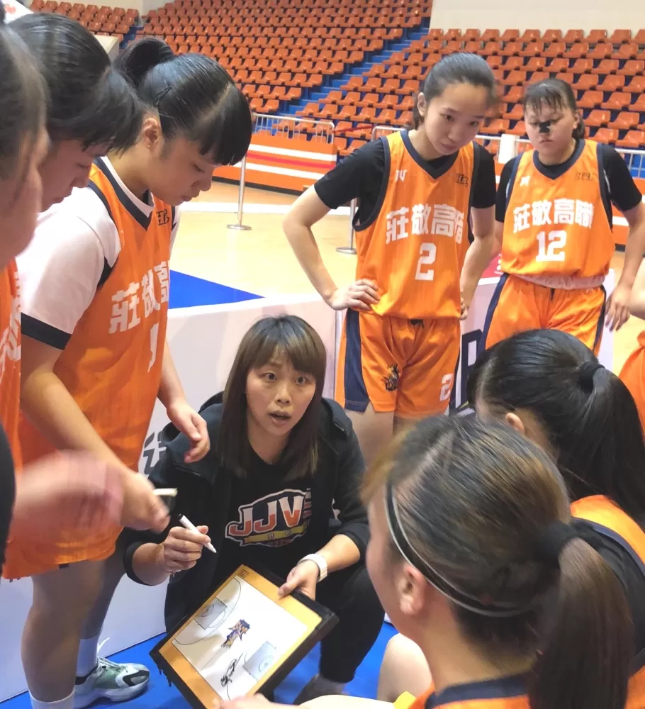 莊敬教練張歆可面授機宜。