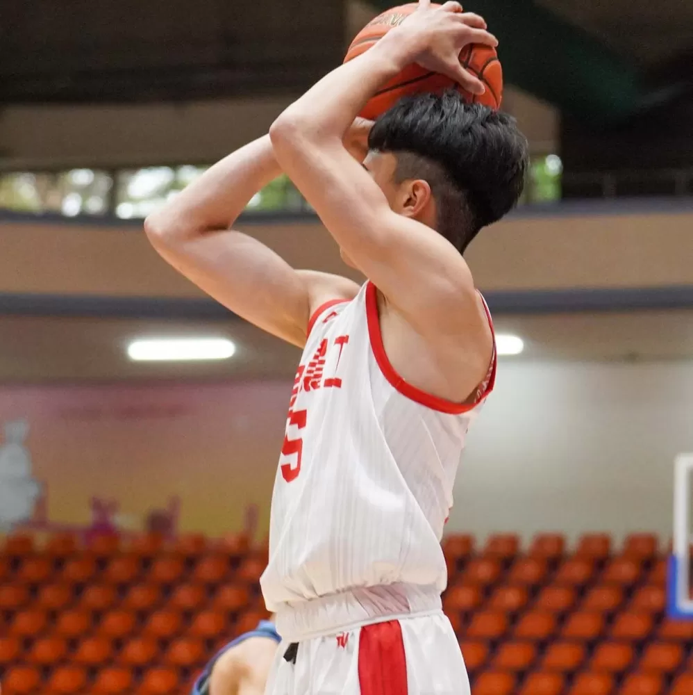 後衛黃鉑融送出生涯最多的12助攻，外帶11籃板「雙十」。