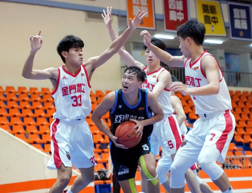 金門農工3人包夾亞洲餐旅李政家。