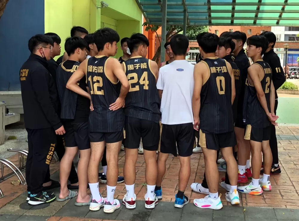 首晉四強台中二中合圍自我打氣。