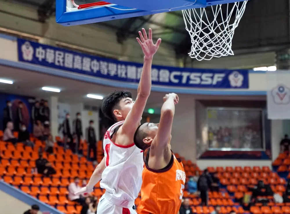 南澳、金農籃下激戰。