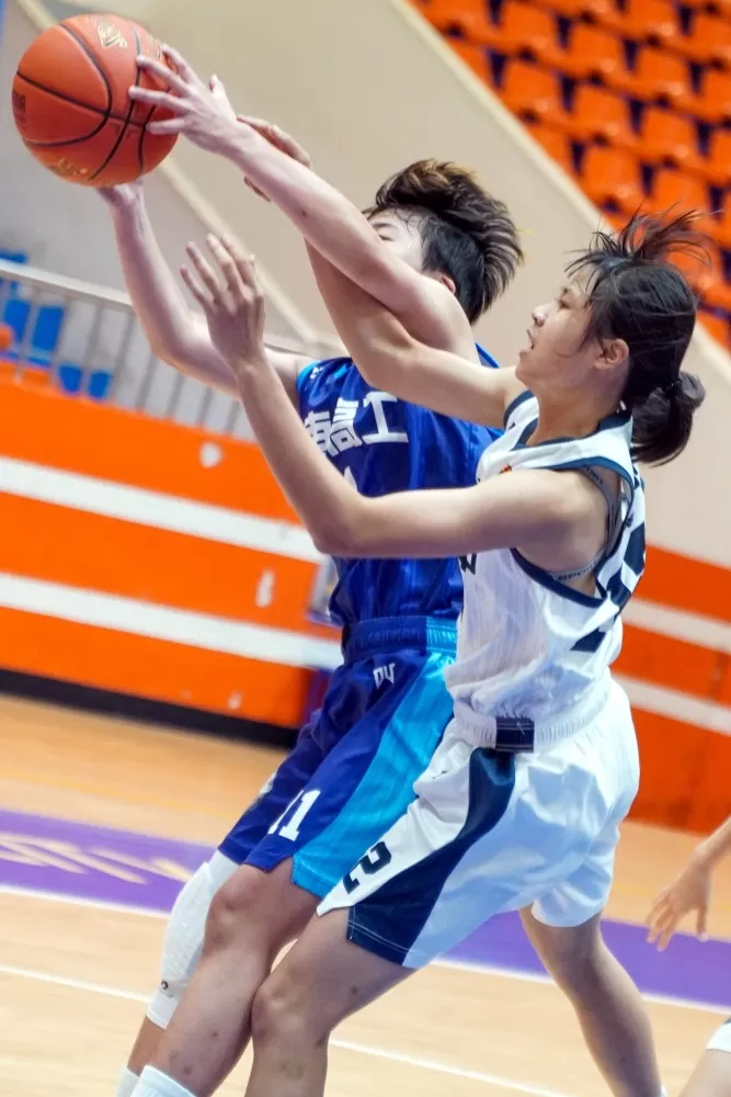 小港鄭安妤（右）12分、12籃板「雙十」。