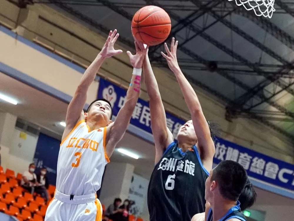 立仁杜孝恩（左）決勝期飆進三分球。