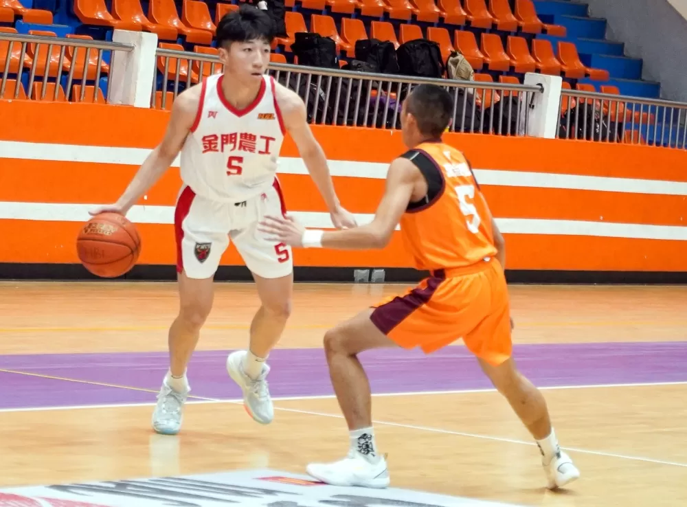 金農黃鉑融11分、12籃板「雙十」。