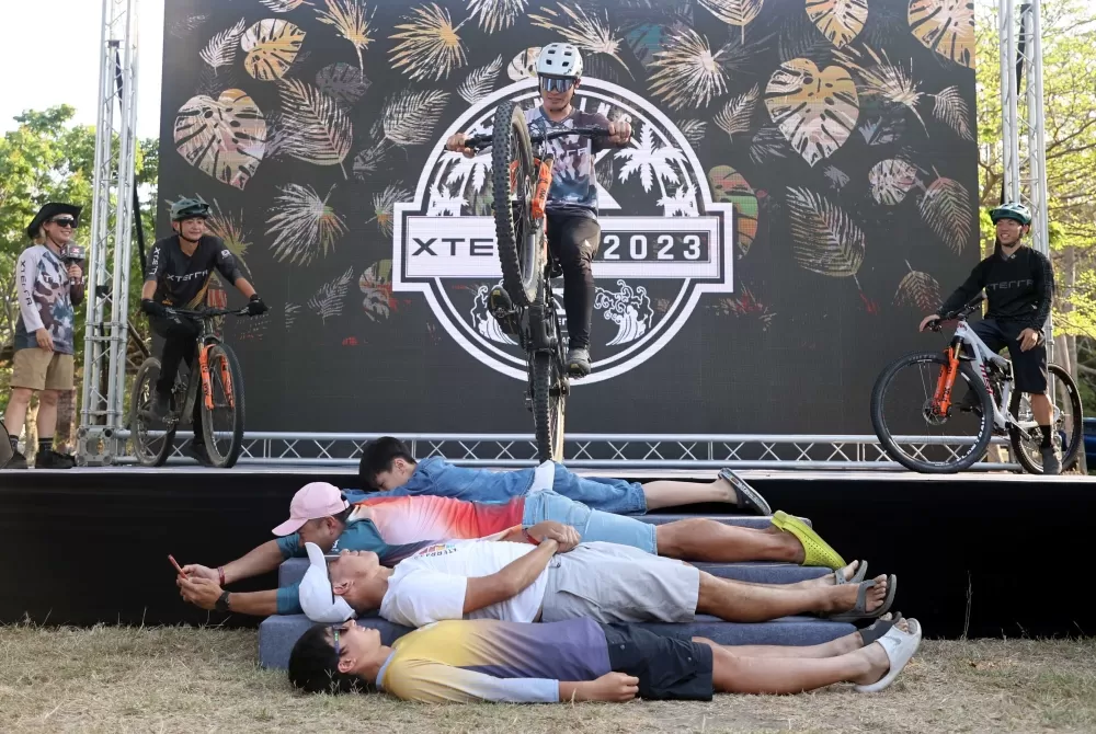 亞運下坡賽銀牌江勝山表演飛車過人美技。XTERRA Taiwan提供。