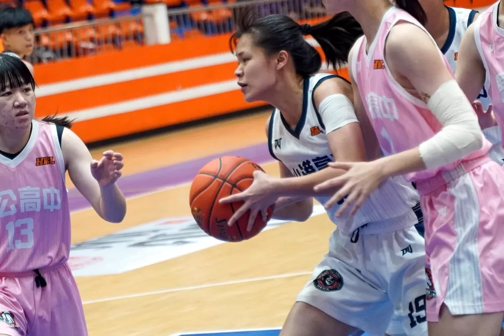 小港張涵茵8分10籃板。