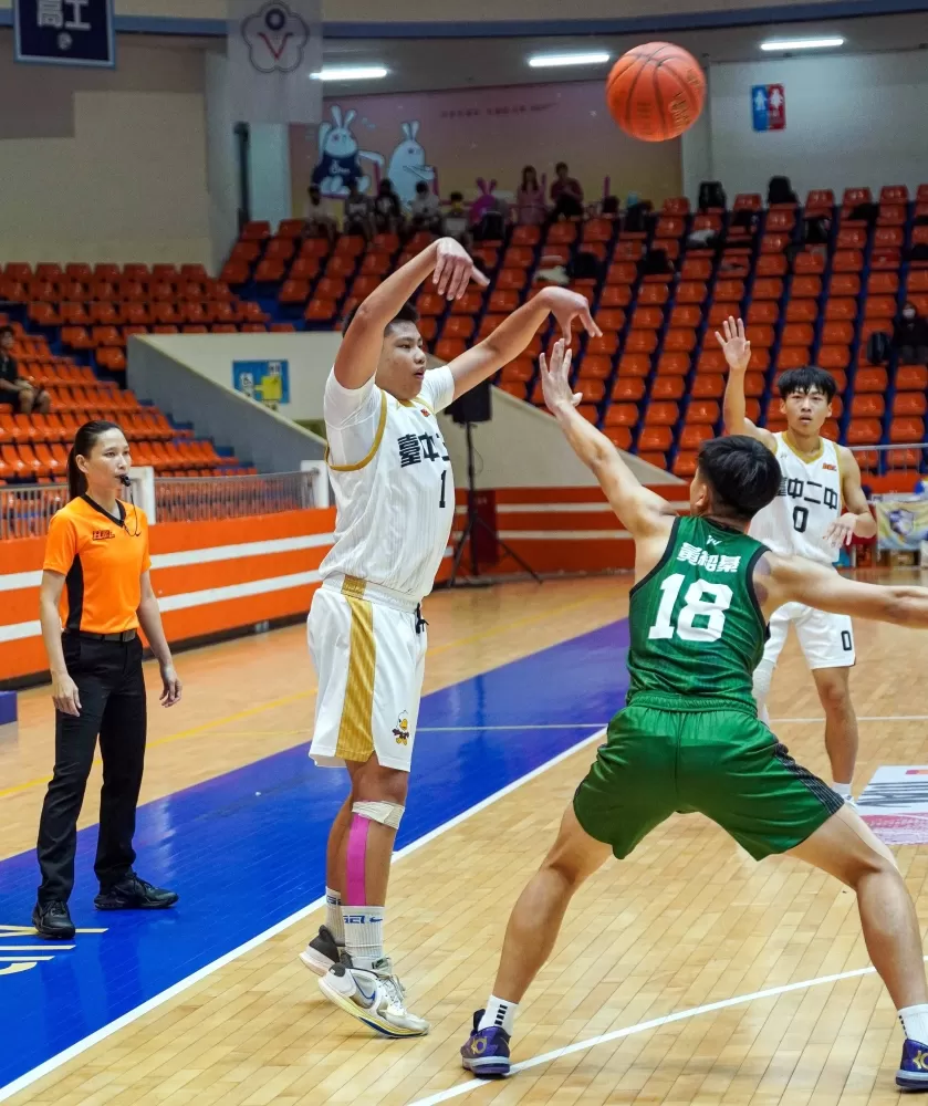 高師附中黃紹綦出手封阻台中二中投籃。