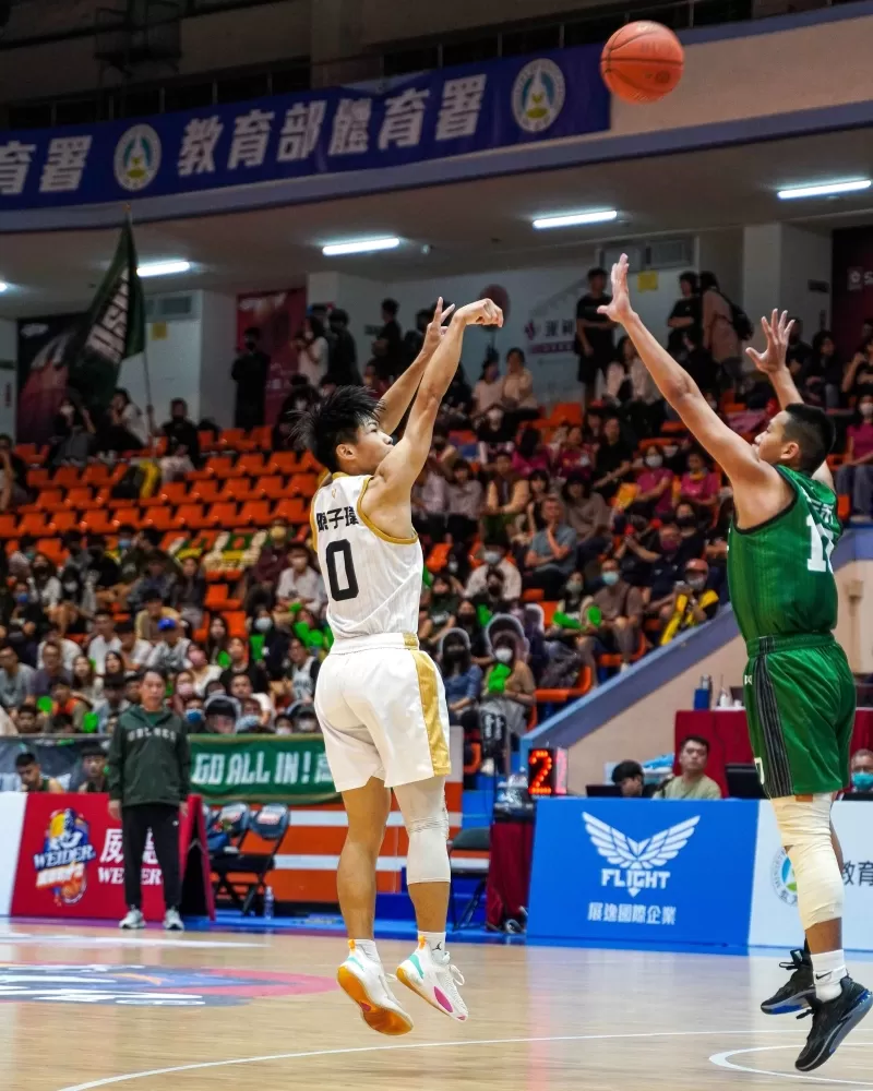 台中二中陳子瑋24分4籃板5抄截含第四節全隊7分、延長賽全隊6分。