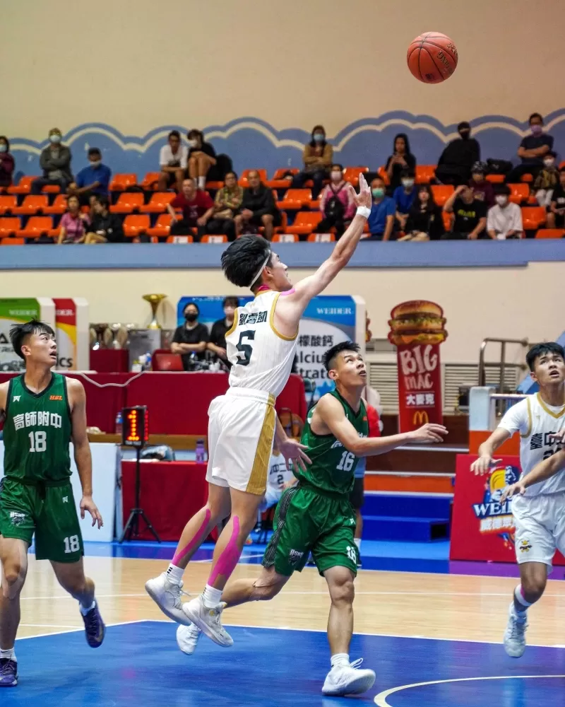 台中二中劉睿凱15分。