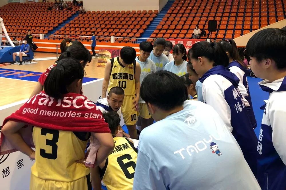 陽明教練張瑋竣沙盤推演。